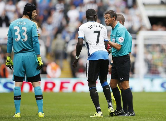 Moussa Sissoko z Newcastlu v diskuzi s hlavním rozhodčím Marrinerem. Vlevo přihlíží gólman Arsenalu Petr Čech.