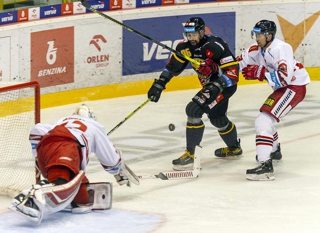 Brankář Olomouce Branislav Konrád zasahuje před Richardem Jarůškem z Litvínova, vpravo Jiří Ondrušek.