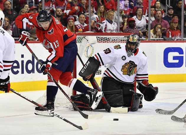 Český útočník Washingtonu Jakub Vrána se snaží prosadit v utkání NHL před brankou Chicaga Blackhawks.