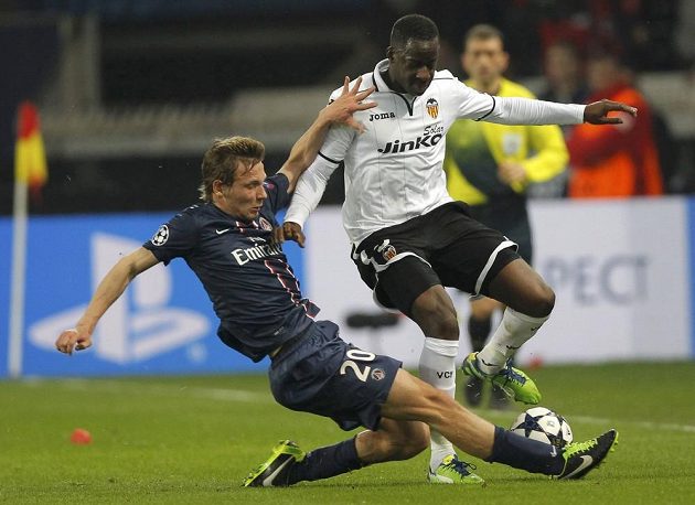 Clément Chantome (vlevo) z Paris St. Germain se skluzem snaží obrat o míč Alyho Cissokha z Valencie.