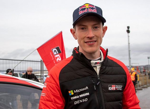 Vítěz! Britský pilot Elfyn Evans vyhrál zkrácenou Švédskou rallye a slaví druhý triumf v mistrovství světa.