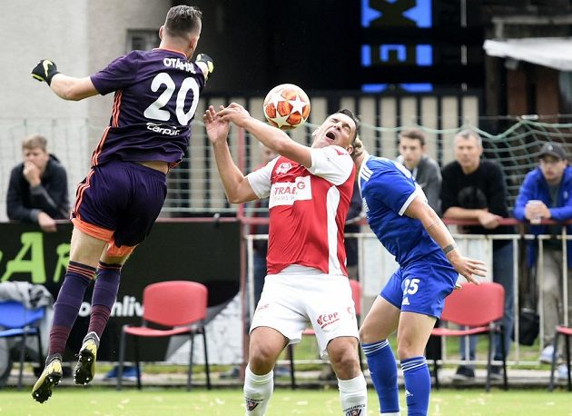 Zleva brankář Vyšehradu Martin Otáhal, Pavel Černý z Pardubic a Vojtěch Šandera z Vyšehradu.