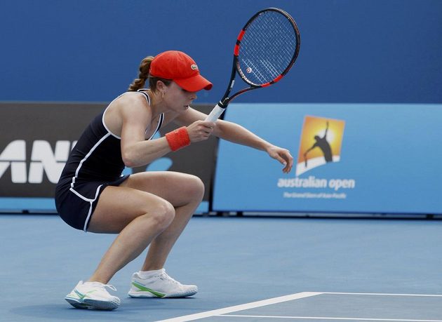Alizé Cornetová z Francie během utkání s Denisou Allertovou v druhém kole Australian Open.
