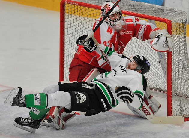 Mladoboleslavský útočník Lukáš Pabiška (dole) a olomoucký brankář Tomáš Vošvrda v osmém kole baráže.