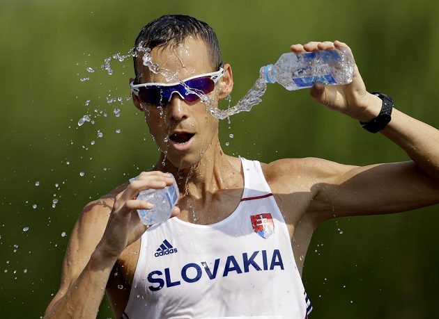 Slovenský chodec Matej Tóth během 50 km závodu na mistrovství světa v atletice v Pekingu.