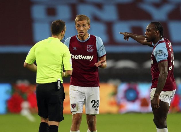 Rozhodčí Stuart Attwell diskutuje s českým fotbalistou Tomášem Součkem v dresu West Hamu.