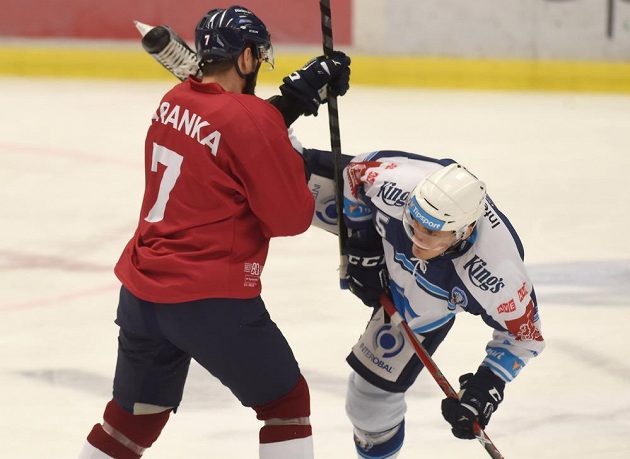 Vítkovický Ivan Baranka v souboji s Tomášem Vondráčkem z Plzně v duelu 35. kola.
