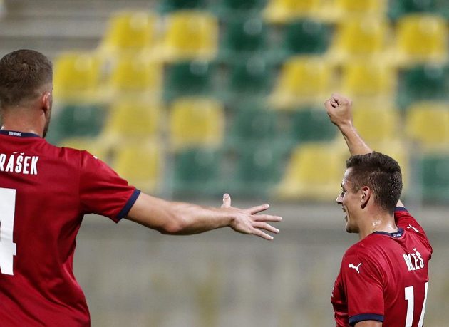 Střelci gólu českého týmu Tomáši Holešovi přichází gratulovat stoper Tomáš Petrášek.