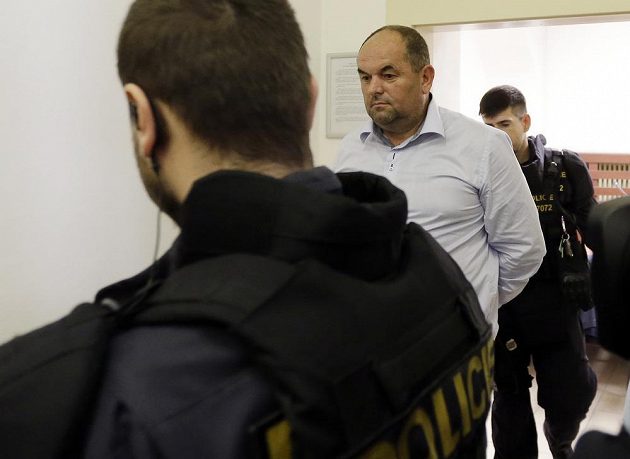 Policie přivádí Miroslava Peltu k soudu, který rozhodoval o jeho vzetí do vazby.