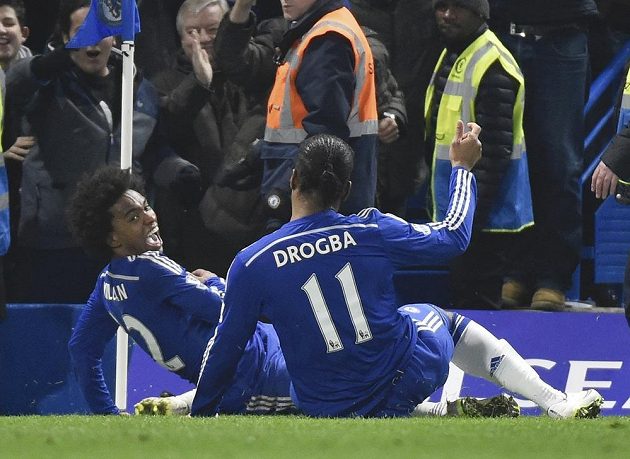 Záložník Chelsea Willian (vlevo) a útočník Didier Drogba oslavují gól v síti Evertonu.