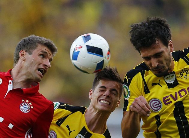 Zleva Thomas Müller z Bayernu, Mats Hummels a Julian Weigl z Dortmundu ve finále Německého poháru.