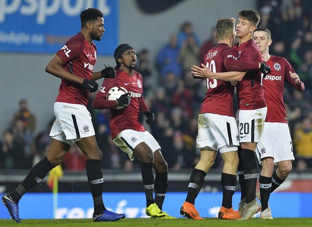 Hráči Sparty se radují z prvního gólu.