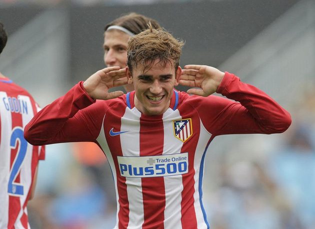 Útočník Antoine Griezmann z Atlétika Madrid slaví jednu ze svých dvou gólových tref na hřišti Celty Vigo.