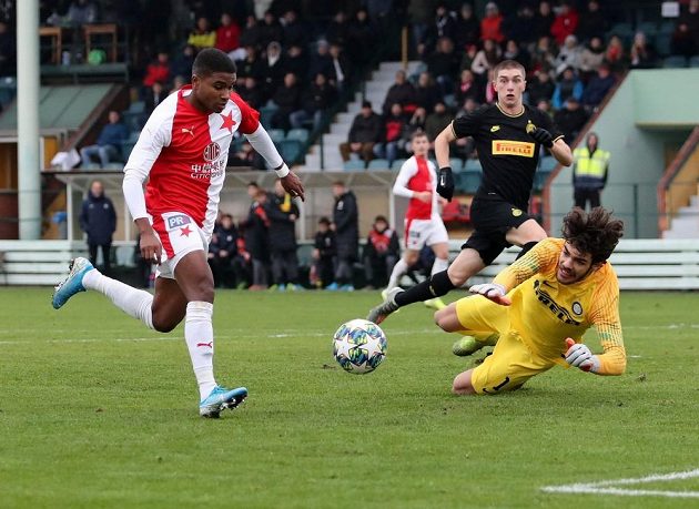 Brazilský křídelník v dresu Slavie Joao Felipe vyrovnává na 1:1 proti Interu Milán.
