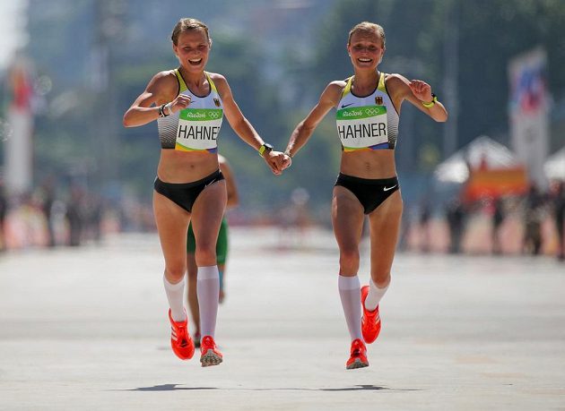 Dvojčata v akci. Němka Anna Hahnerová i její sestra Lisa zvládly maratón. Anna byla 81., Lisa o místo a sekundu za ní.