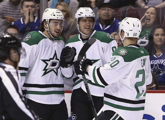 Střelec Dallasu Stars Aleš Hemský oslavuje se spoluhráči gól v síti Vancouveru Canucks v utkání NHL.