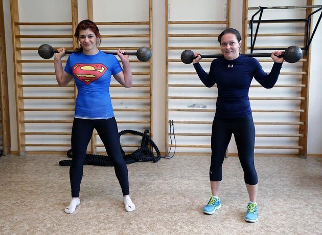 Zápasnice ve volném stylu Adéla Hanzlíčková a Lenka Hocková-Martináková při tréninku v Centru sportu Ministerstva vnitra.