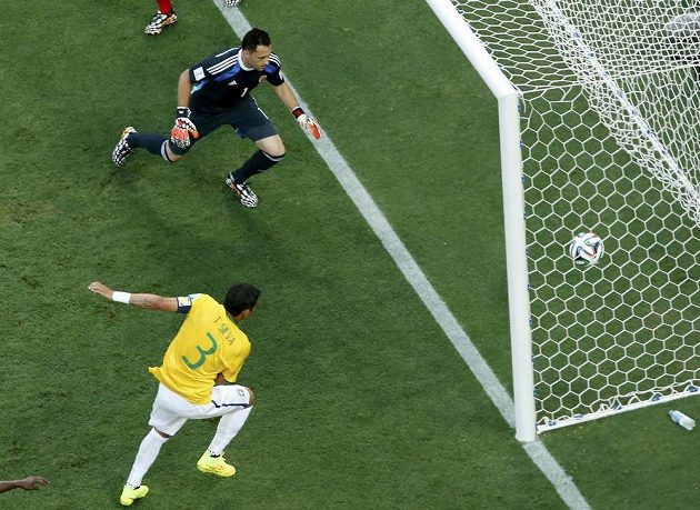 Brazilec Thiago Silva (3) nezaváhal a poslal míč za záda kolumbijského brankáře Davida Ospiny.