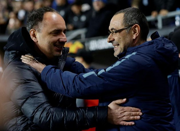 Trenér Slavie Jindřich Trpišovský a jeho protějšek z Chelsea Maurizio Sarri po utkání Evropské ligy.