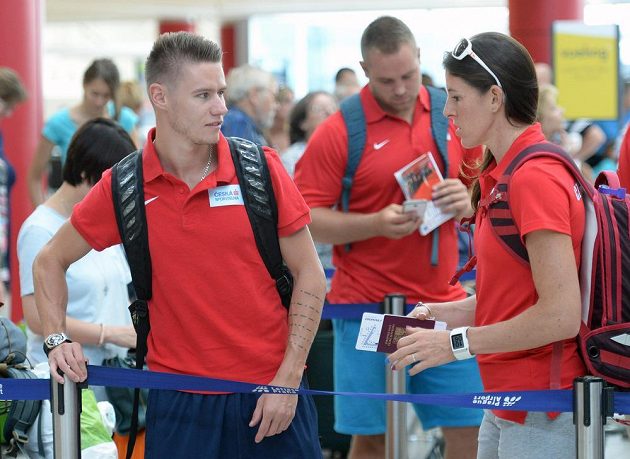 Čeští atleti odlétali 14. srpna z Letiště Václava Havla v Praze-Ruzyni na mistrovství světa do Pekingu. Na snímku je sprinter Pavel Maslák (vlevo) a překážkářka Zuzana Hejnová.