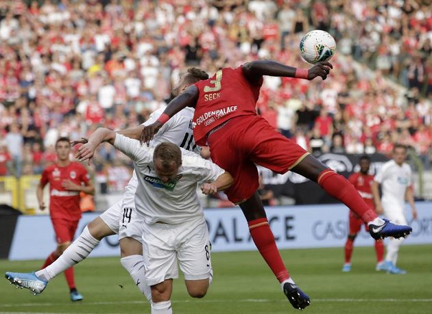 Plzeňští obránci Radim Řezník a David Limberský (uprostřed) v souboji s Abdoulayem Seckem z Antverp.