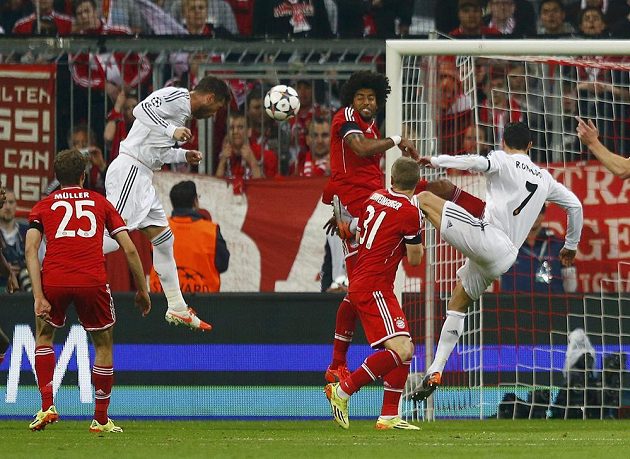 Sergio Ramos (druhý zleva) z Realu otevírá hlavou skóre semifinálové odvety LM proti Bayernu.