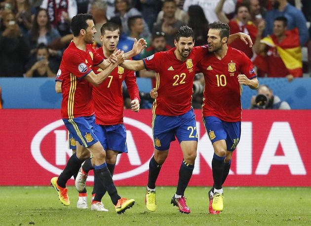 Zleva Sergio Busquets, Álvaro Morata, úspěšný střelec Nolito a Cesc Fábregas oslavují gól proti Turecku.