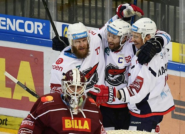 Z gólu se radují chomutovští hráči (zleva) David Štich, Vladimír Růžička a střelec branky Masi Marjamäki. Vpředu brankář Sparty Matěj Machovský.