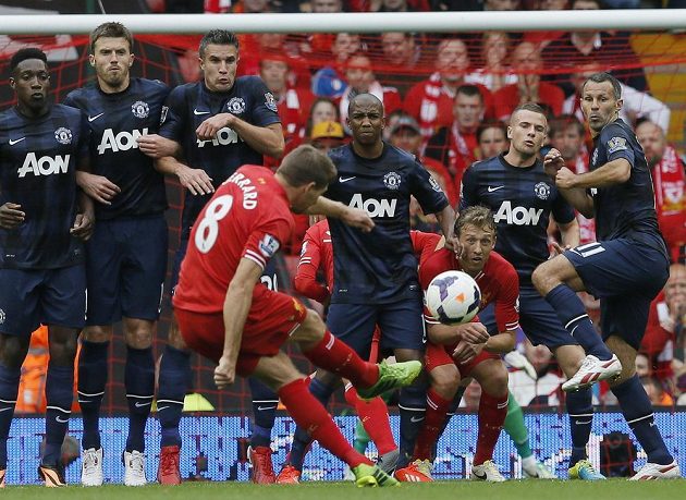 Kapitán Liverpoolu Steven Gerrard zahrává přímý volný kop proti Manchesteru United.
