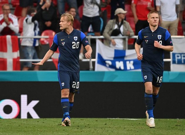Fin Joel Pohjanpalo (20) se raduje z gólu proti Dánsku, vpravo Jere Uronen.