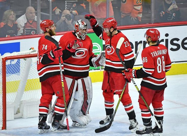 Český gólman Petr Mrázek pomohl hokejistům Caroliny Hurricanes k výhře na ledě týmu Philadelphia Flyers v NHL. Spoluhráči mu náležitě poděkovali.