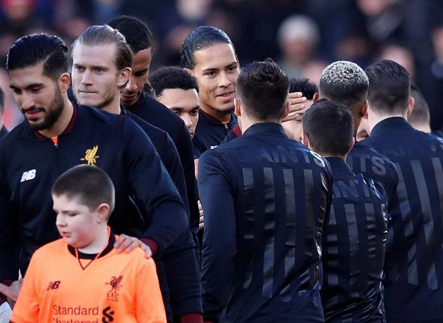 Liverpoolský Virgil van Dijk (uprostřed) zdraví své nedávné spoluhráče ze Southamptonu před vzájemnou bitvou.