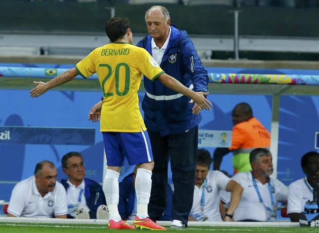 Trenére, co máme dělat? jako by se ptal Bernard brazilského kouče Luize Felipe Scolariho během přestřelky v semifinále MS s Německem.