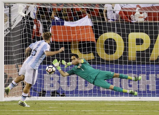 Chilský brankář Claudio Bravo uspěl v rozstřelu proti Argentinci Lucasi Bigliovi.