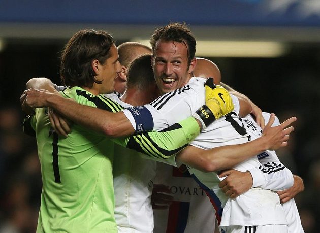 Marco Streller (vpravo) slaví se svými spoluhráči z Basileje výhru na hřišti Chelsea.