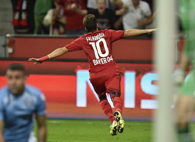 Leverkusenský Hakan Calhanoglu oslavuje gól proti Laziu Řím v odvetě play off Ligy mistrů.