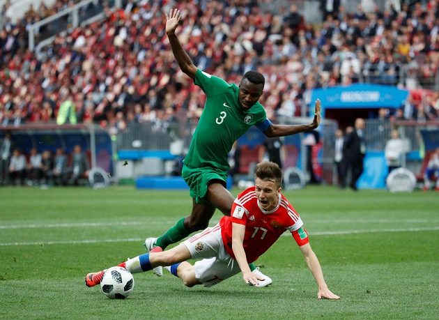 Fotbalista Saúdské Arábie Osama Hawsawi atakoval ruského soupeře Aleksandra Golovina v zahajovacím utkání MS. Gestem ukazuje, že se nedovoleného zákroku nedopustil.