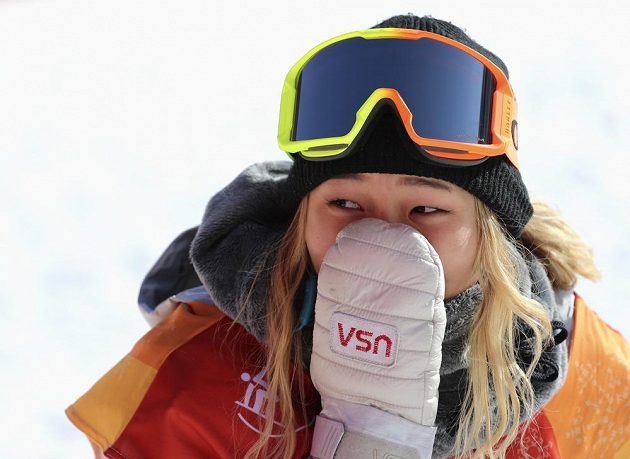 Slzy štěstí! Olympijskou vítězkou v U-rampě je sedmnáctiletá americká snowboardistka Chloe Kimová. Odstartovala do závodu s číslem 1 a na prvním místě také skončila.