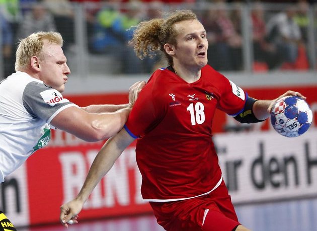 Čeští házenkáři na ME statečně vzdorovali favorizovanému Německu. Na snímku v akci český reprezentant Jan Stehlík.