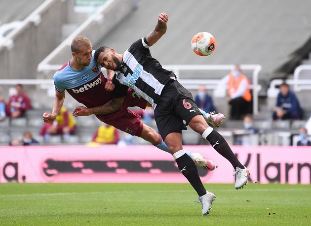Český fotbalista Tomáš Souček v tvrdém souboji s hráčem Newcastlu během utkání Premier League.