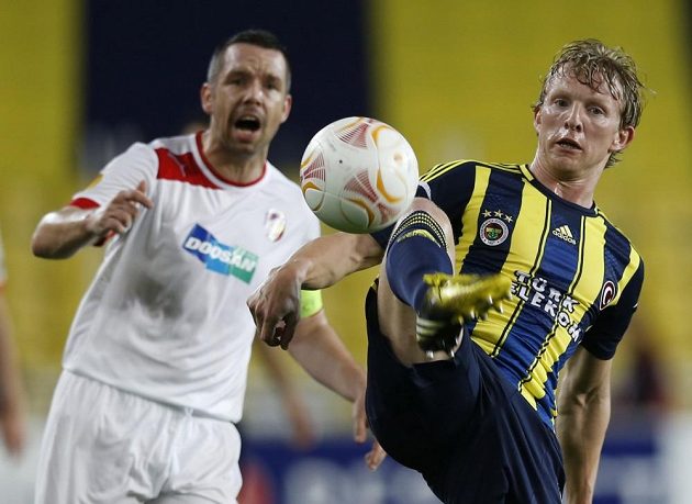 Střelec Fenerbahce Dirk Kuijt (vpravo) odehrává míč před plzeňským Pavlem Horváthem.