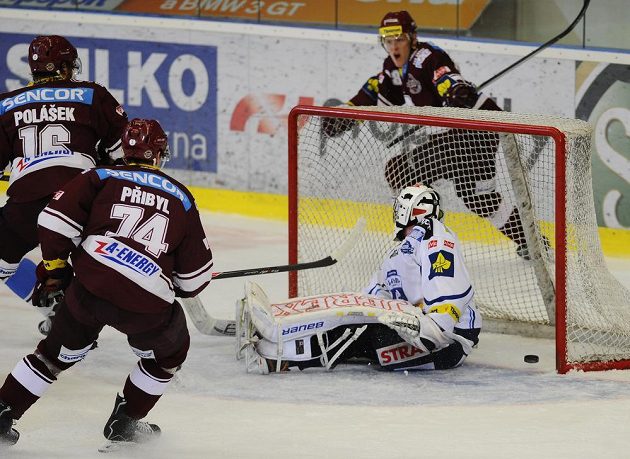 Sparťanský útočník Miroslav Forman (za bránou) se raduje z gólu, který vstřelil Adam Polášek (zcela vlevo). Přihlíží forvard Pražanů Daniel Přibyl. V brankovišti sedí překonaný brankář Komety Marek Čiliak.