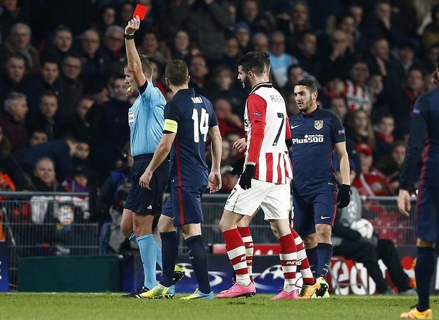 Červená karta v rukou sudího patří Gastonu Pereirovi z PSV Eindhoven (třetí zleva).