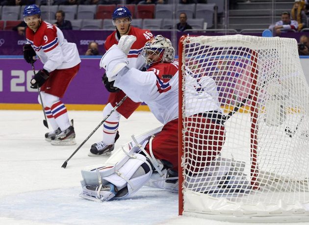 Český gólman Ondřej Pavelec inkasuje branku po střele Švýcara Simona Bodenmanna (není na snímku).