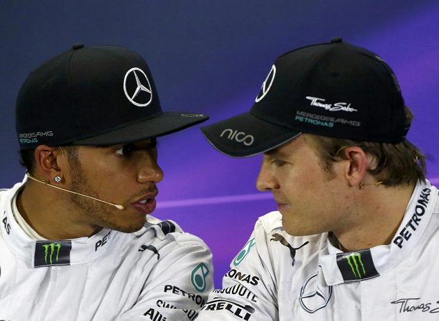 Parťáci i soupeři - vítěz kvalifikace na VC Austrálie Lewis Hamilton (vlevo) a jeho stájový kolega a v kvalifikaci celkově třetí Nico Rosberg na tiskové konferenci.