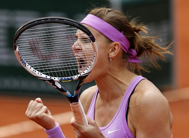 Vítězné gesto Lucie Šafářové. Maria Šarapovová na French Open končí v osmifinále.