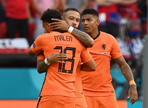 Nizozemští fotbalisté před osmifinále EURO s Českem. Memphis Depay se objímá s Donyellem Malenem.