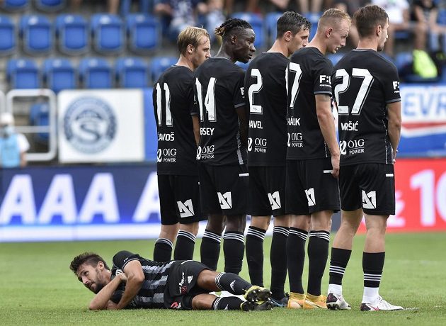 Zeď složená z fotbalistů Českých Budějovic. Zleva Patrik Brandner, Patrik Čavoš, Fortune Bassey, Lukáš Havel, Ondřej Mihálik a Matej Mršič z Českých Budějovic.