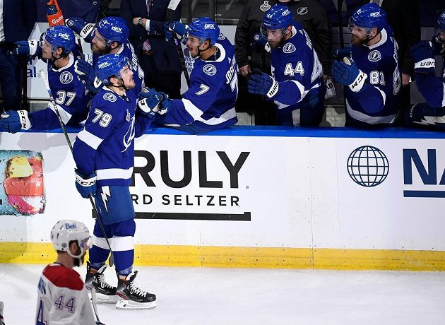 Hokejista Tampy Ross Colton (79) oslavuje se spoluhráči gól v pátém finále Stanley Cupu proti MOntrealu.
