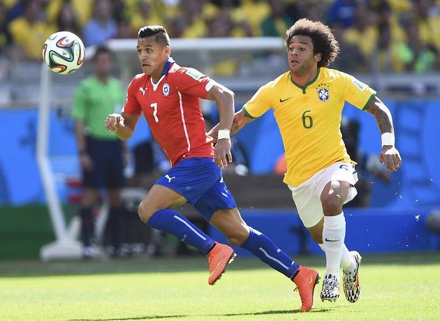 Brazilský obránce Marcelo (vpravo) bojuje o míč s Alexisem Sánchezem z Chile.